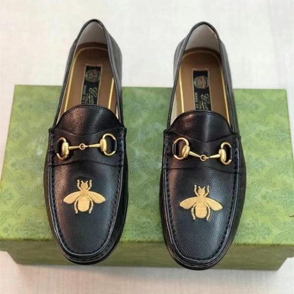 Gucci最新男士商務休閑皮鞋，細節上點綴高貴小巧的互扣式雙G標識，立體感十足，獨特氣質！